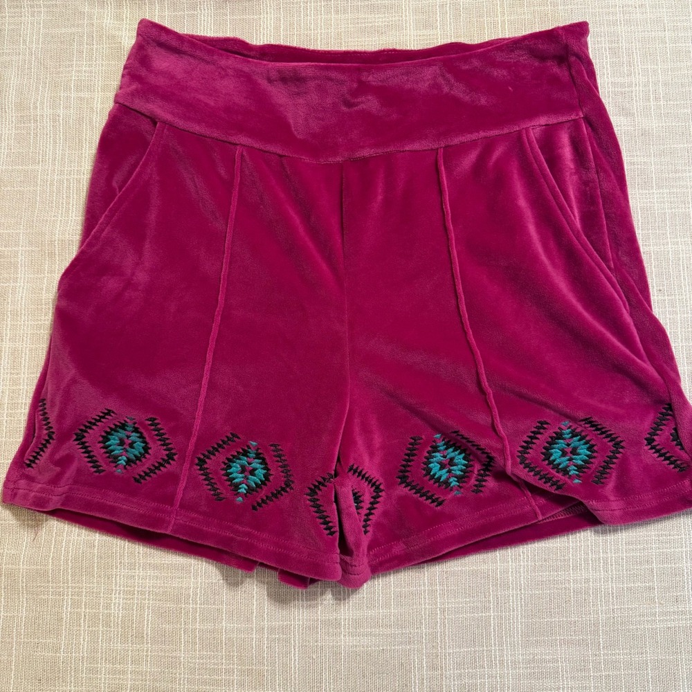 The Queenmans Two Fly Magenta Pink Velour Southwestern Embroidered Shorts Small